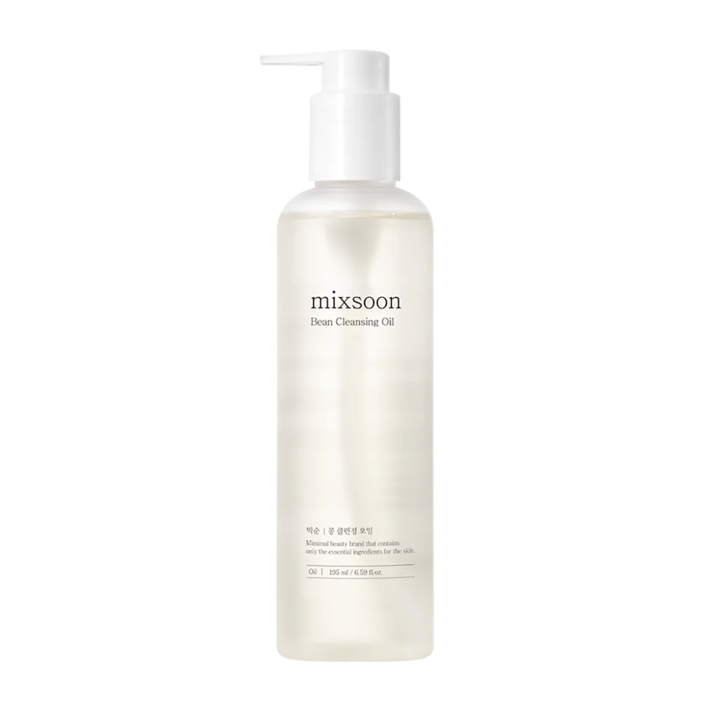 Prozorna steklenica z belim dozirnikom in etiketo, na kateri je besedilo "mixsoon Bean Cleansing Oil". Steklenica vsebuje svetlo, skoraj prosojno tekočino in ima čist, minimalističen dizajn. Na etiketi je navedeno, da gre za čistilno olje, in tudi prostornina 195 ml. Ozadje je popolnoma belo, kar poudarja preprostost in čistost izdelka.