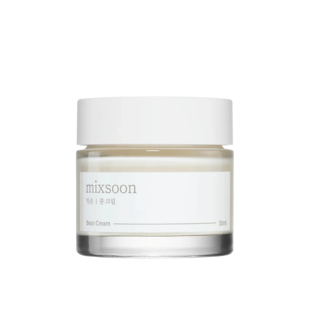 Kozarec z belim pokrovom in etiketo, ki prikazuje besedilo "mixsoon 팥 크림" in "Bean Cream" ter oznako volumna "50ml". Kozarec je delno prosojen in vsebuje belo kremo. Dizajn je preprost in moderen z čisto belo ozadje, ki poudarja izdelek.