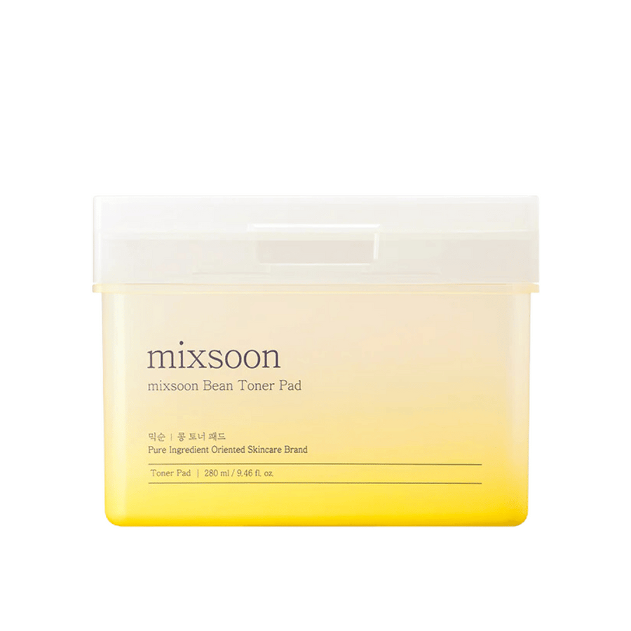 "Kvadratna, prozorna posoda z Mixsoon Bean Toner Pad. Posoda ima rumenkast ton in besedilo, ki opisuje izdelek, vključno z volumnom 280 ml (9.46 fl. oz).