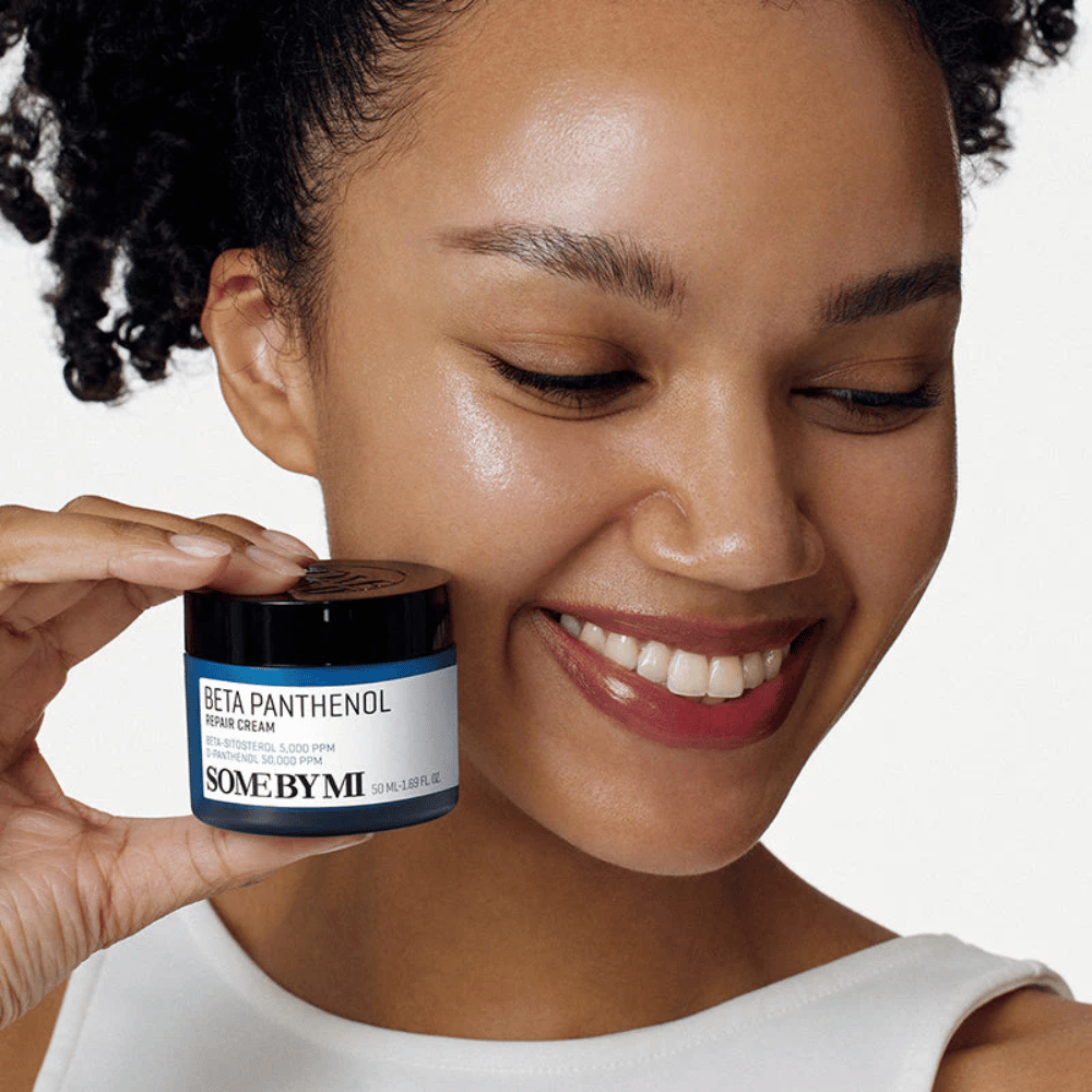 Model z sijočo kožo drži SOME BY MI Beta Panthenol Repair Cream – korejska obrazna krema, ki krepi kožno pregrado in vlaži.