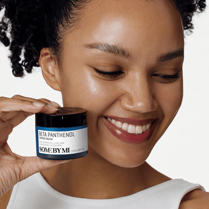 Model z sijočo kožo drži SOME BY MI Beta Panthenol Repair Cream – korejska obrazna krema, ki krepi kožno pregrado in vlaži.