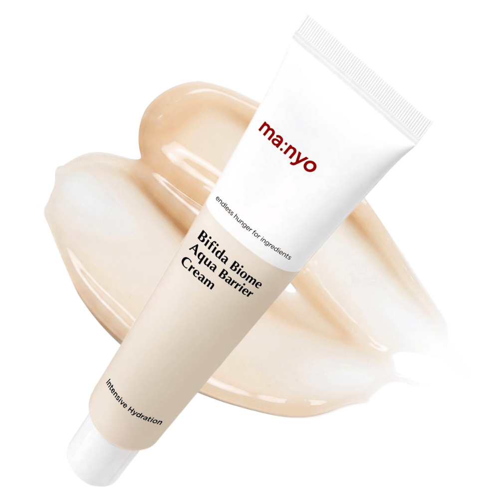 4. Ma:nyo Bifida Biome Aqua Barrier Cream – vlažilna krema za obraz v beli tubi z bež kremasto teksturo v ozadju