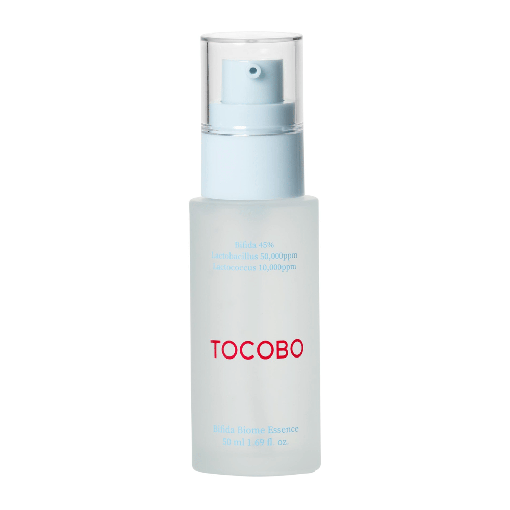 TOCOBO Bifida Biome Essence v zmrznjeni steklenički s črpalko s svetlo modrim pokrovčkom in prozornim pokrovom. Besedilo na steklenički prikazuje, da vsebuje 45 % Bifida, Lactobacillus in Lactococcus, 50 ml.
