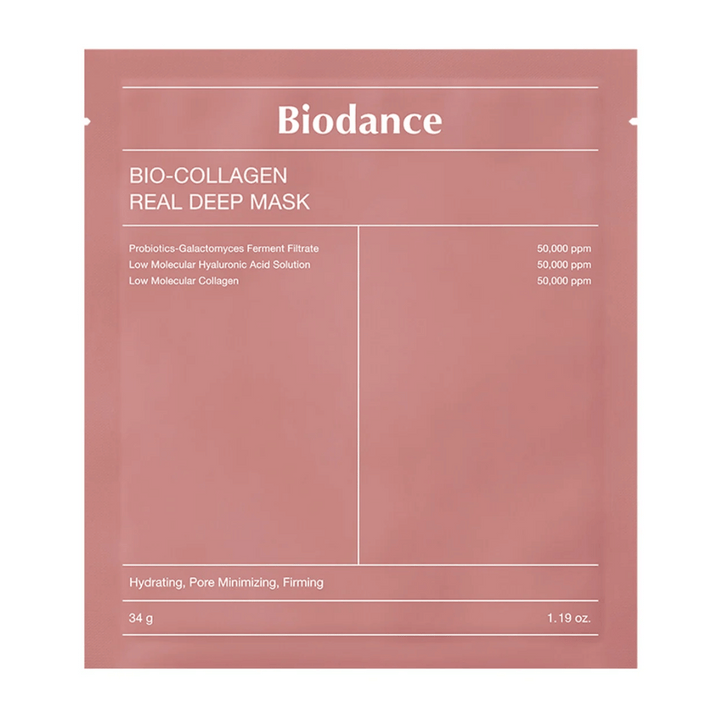 Slika prikazuje Bio-Collagen Real Deep Mask iz Biodance, zapakirano v mehko roza. Besedilo podrobno opisuje sestavine, kot so probiotiki, galactomyces fermentni filtrat, hialuronska kislina in kolagen, z učinki, kot so vlaženje, zmanjšanje por in čvrstost.