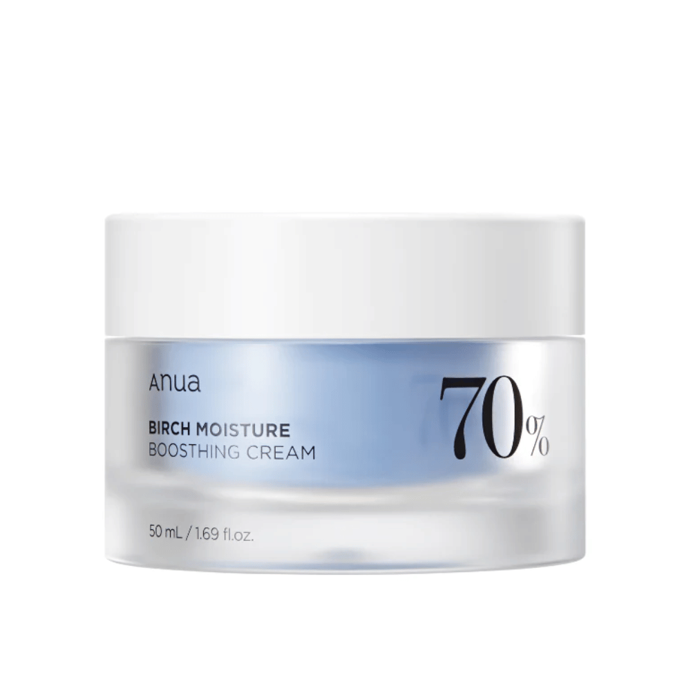 Slika prikazuje kozarec s "Anua Birch Moisture Boosting Cream", ki ima koncentracijo 70%. Embalaža je 50 ml, dizajn pa je preprost z belim pokrovom in prozornim dnom, kjer je vidna raven in barva kreme. Daje vtis vlažilnega izdelka za nego kože, ki vsebuje brezov sok ali brezove sestavine.