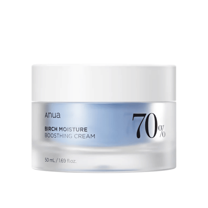 Slika prikazuje kozarec s "Anua Birch Moisture Boosting Cream", ki ima koncentracijo 70%. Embalaža je 50 ml, dizajn pa je preprost z belim pokrovom in prozornim dnom, kjer je vidna raven in barva kreme. Daje vtis vlažilnega izdelka za nego kože, ki vsebuje brezov sok ali brezove sestavine.