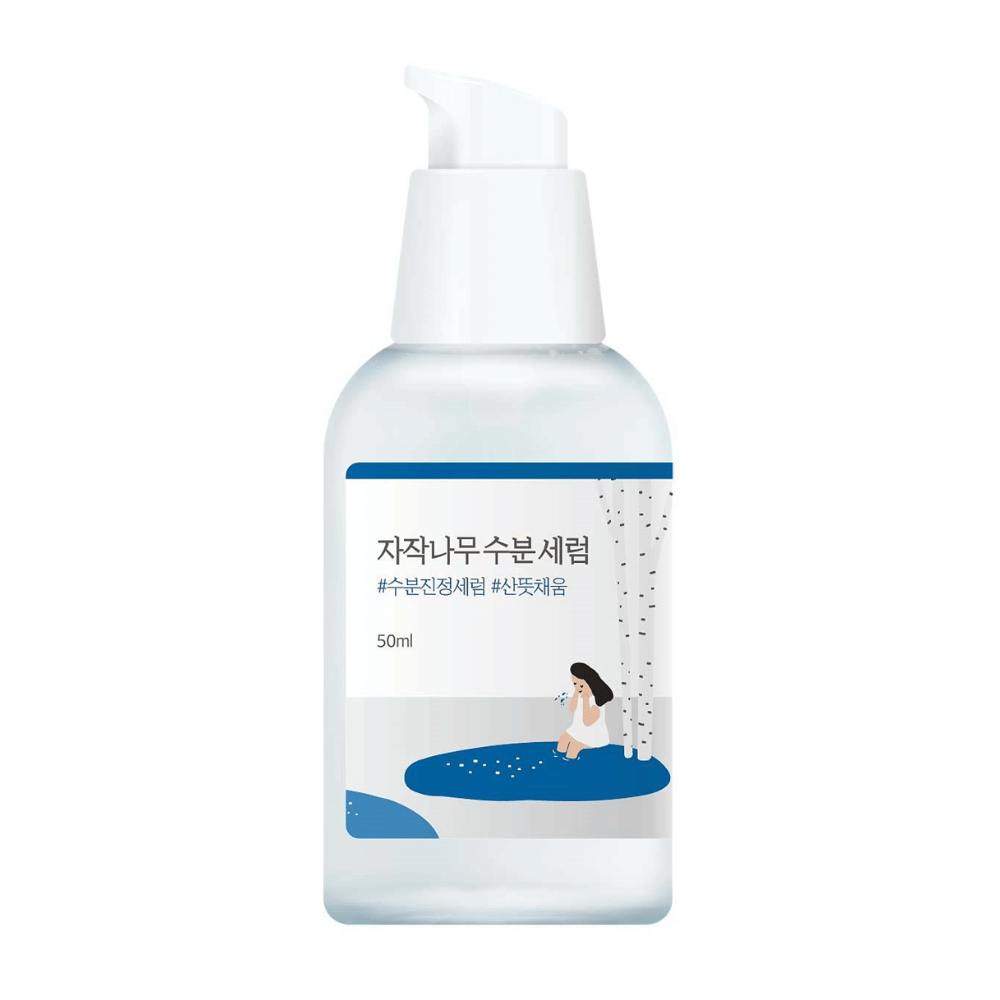 Round Lab Birch Juice Moisturizing Serum v prozorni steklenički s črpalko z modro in belo etiketo ter ilustracijo breze in deklice, izolirano na beli podlagi.