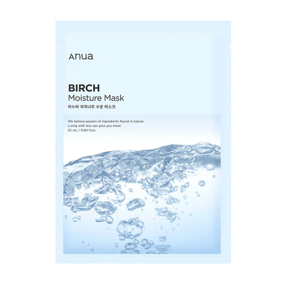 Slika prikazuje oblikovano embalažo izdelka za "Anua Birch Moisture Mask". Gre za čisto in minimalistično obliko v svetlo modri barvi s sliko vodnih mehurčkov. Besedilo vključuje tako angleščino kot korejščino ter poudarja, da izdelek vsebuje naravne sestavine in da "manj je več" ko gre za življenjski slog.