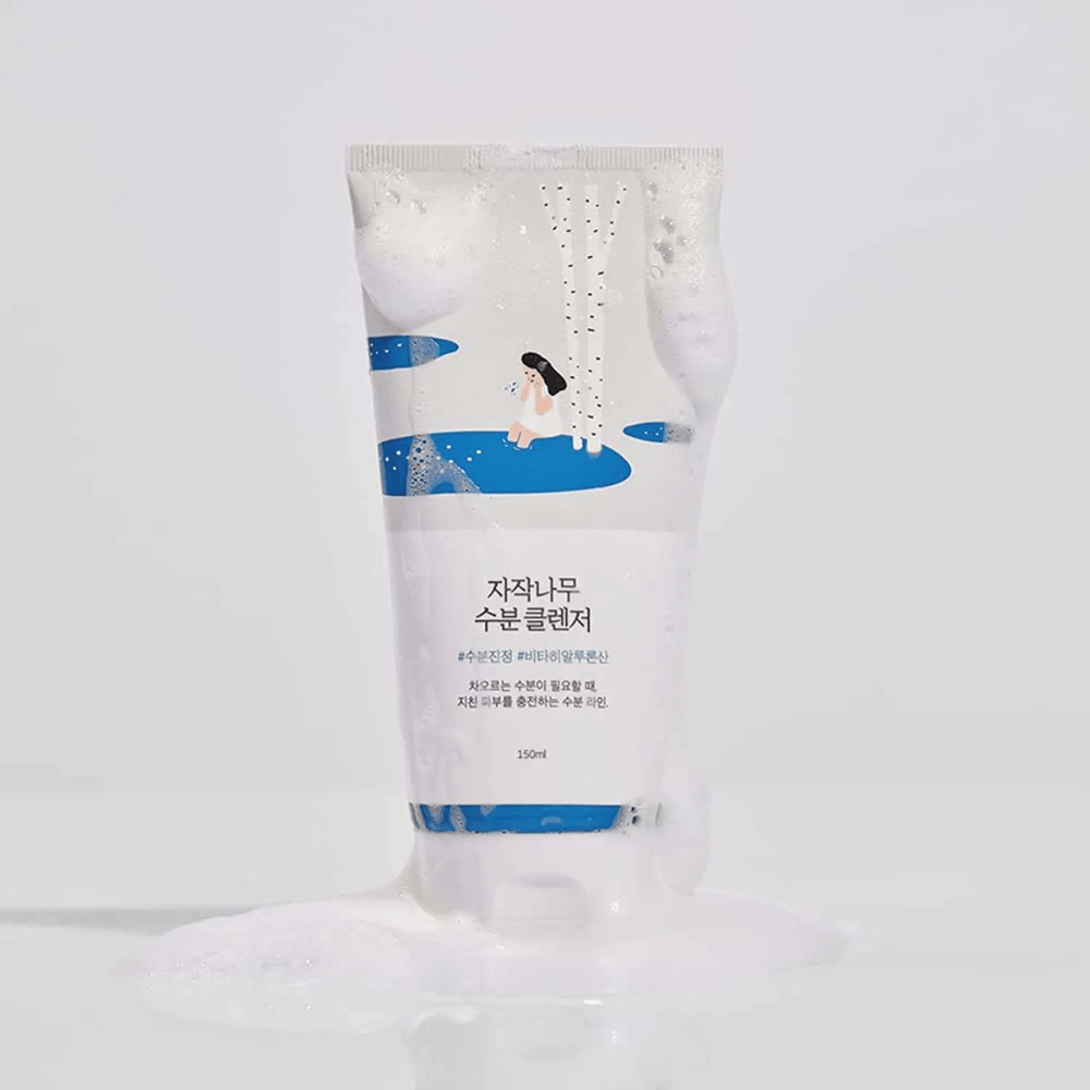 ROUND LAB Birch Juice Moisturizing Cleanser 150 ml v tubi s kremasto peno, nežno čistilo za obraz z brezovo vodo, ki nežno čisti, vlaži kožo in je primerno tudi za občutljivo kožo.
