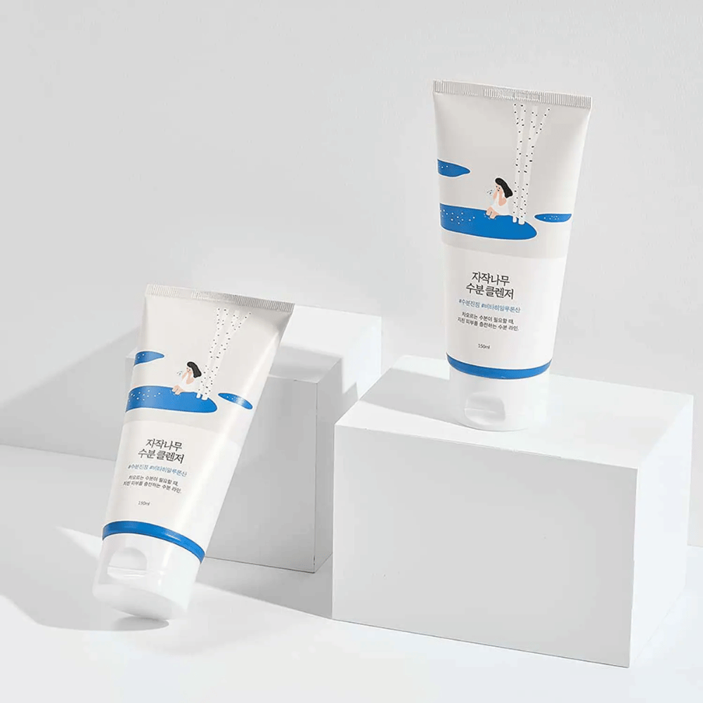 ROUND LAB Birch Juice Moisturizing Cleanser v dveh tubah na beli podlagi, nežno in vlažilno čistilo za obraz z brezovo vodo, ki nežno čisti in je primerno za vse tipe kože, tudi občutljivo kožo.