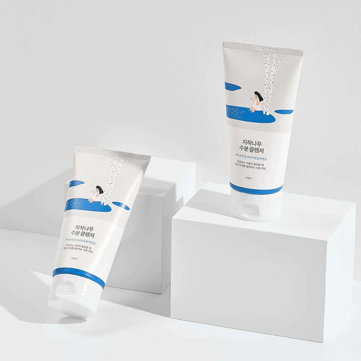 ROUND LAB Birch Juice Moisturizing Cleanser v dveh tubah na beli podlagi, nežno in vlažilno čistilo za obraz z brezovo vodo, ki nežno čisti in je primerno za vse tipe kože, tudi občutljivo kožo.