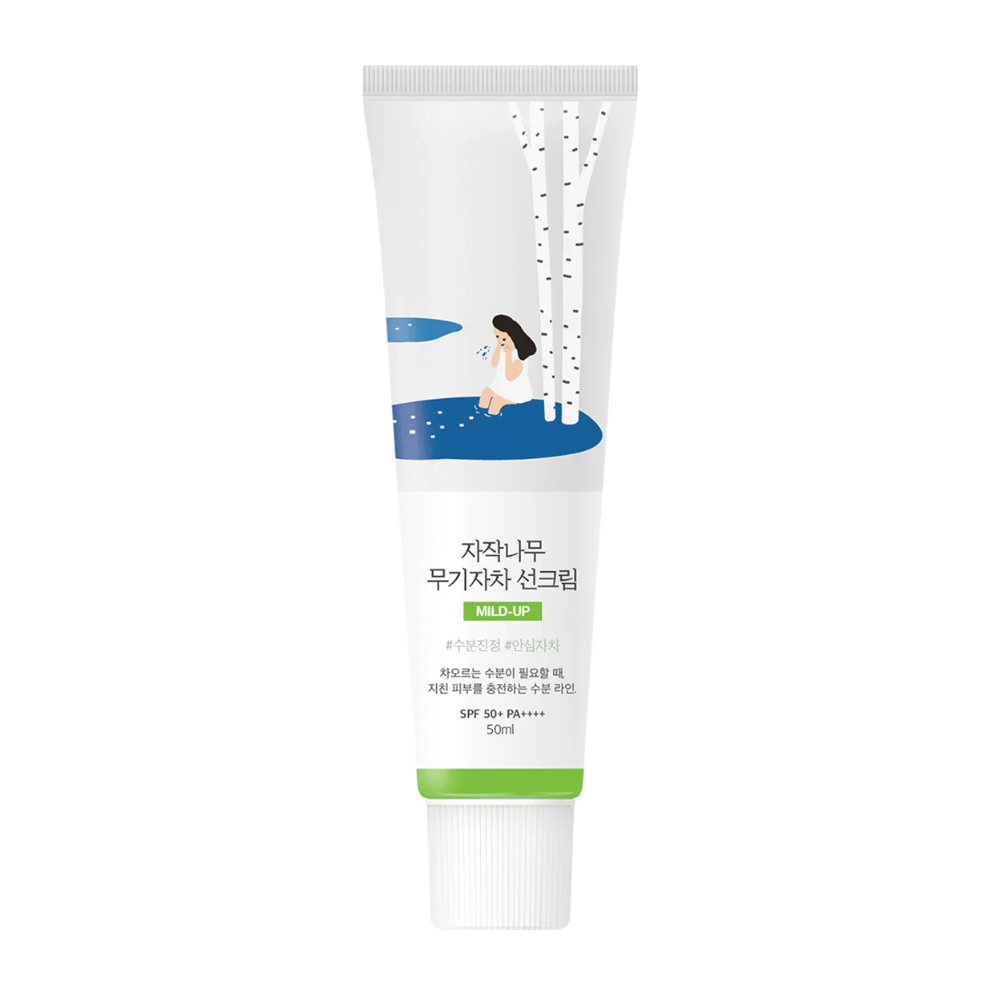 Birch Juice Moisturizing Mild Up Sunscreen SPF 50+ PA++++ – sončna krema v beli tubi z ilustracijo brez in deklico ob vodnem toku, 50 ml.