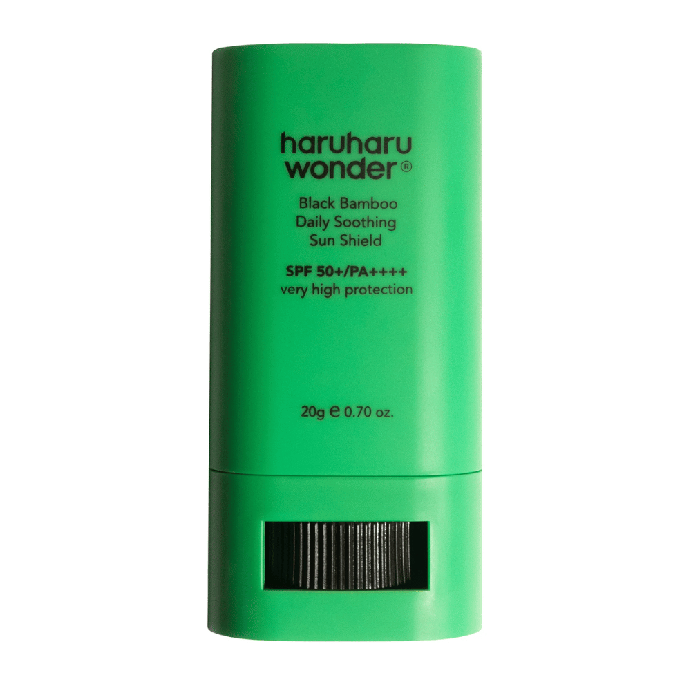Haruharu Wonder Black Bamboo Daily Soothing Sun Shield – zelen zaščitni stik s SPF 50+ PA++++ in zelo visoko zaščito, prikazan od spredaj s funkcijo vrtenja vidno na dnu.