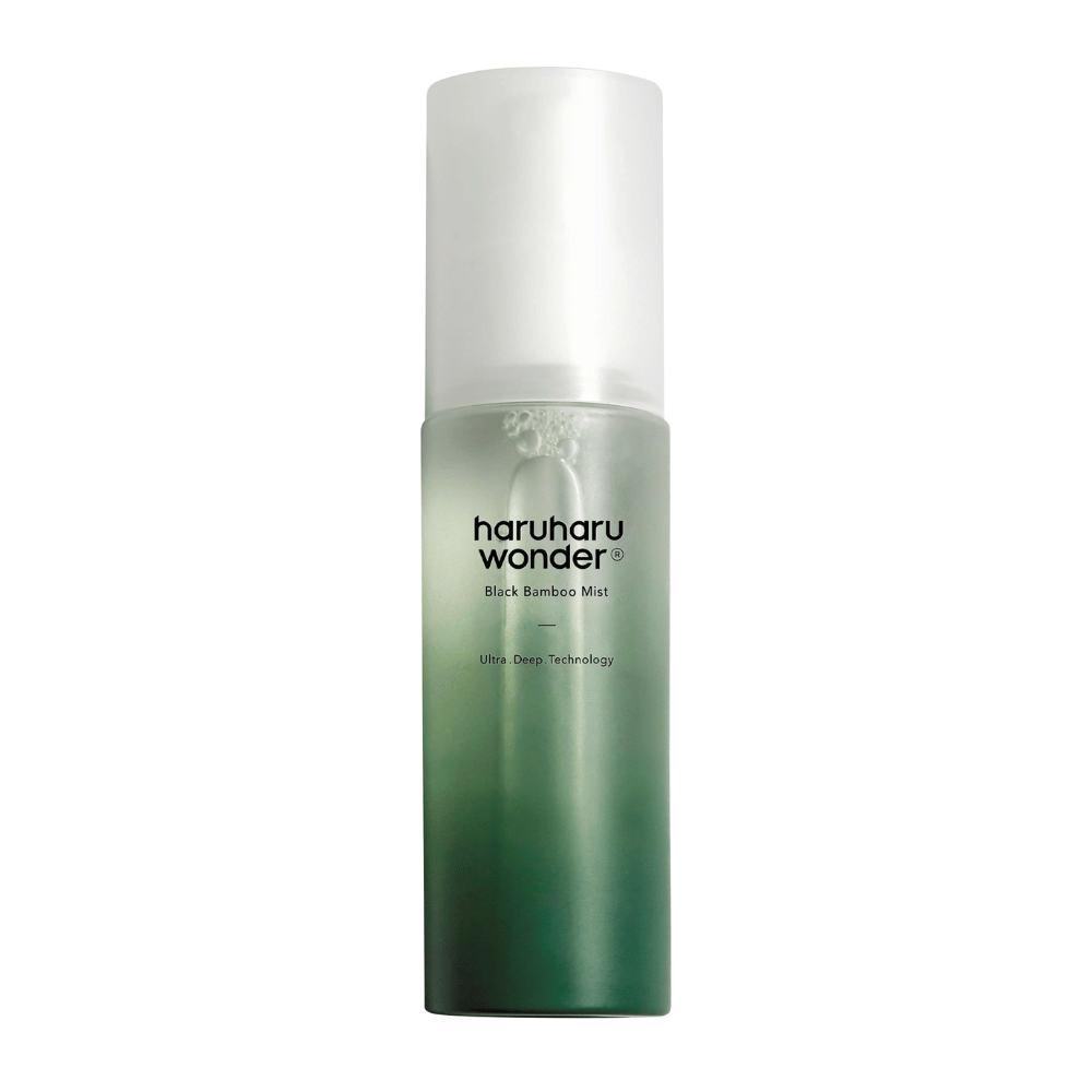 Slika HaruHaru Wonder Black Bamboo Mist, prikazana v elegantni in moderni steklenički. Izdelek je vlažilna meglica z zelenim gradientom, ki signalizira svežino in naravo. Steklenička ima bel razpršilnik in je zasnovana za globinsko vlaženje kože z uporabo inovativne tehnologije.
