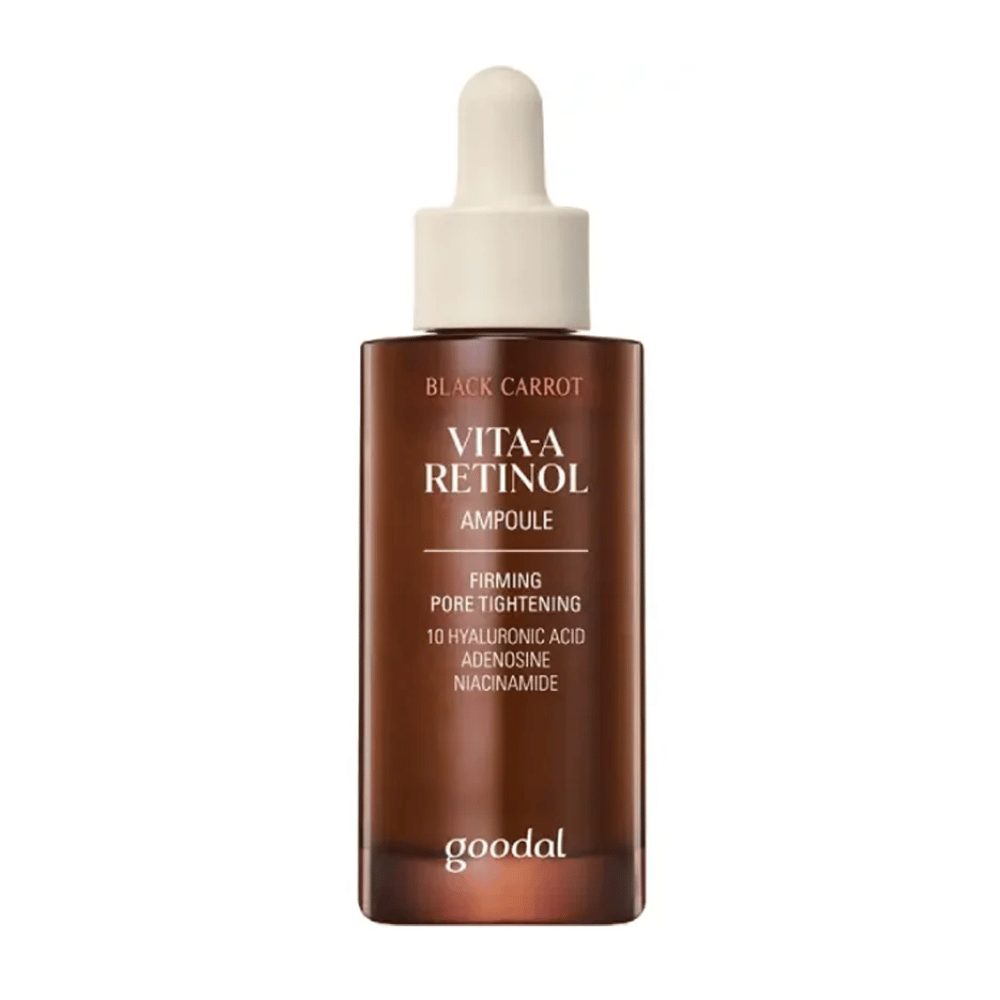 Steklenička z Goodal Black Carrot Vita-A Retinol Firming Ampoule je prikazana. Ima bež pipeto in temno rjavo stekleničko. Oznaka opisuje izdelek kot "Vita-A Retinol Ampoule" in navaja lastnosti, kot so "Učvrstitev in zategovanje por", ter sestavine, kot so 10% hialuronska kislina, adenozin in niacinamid.