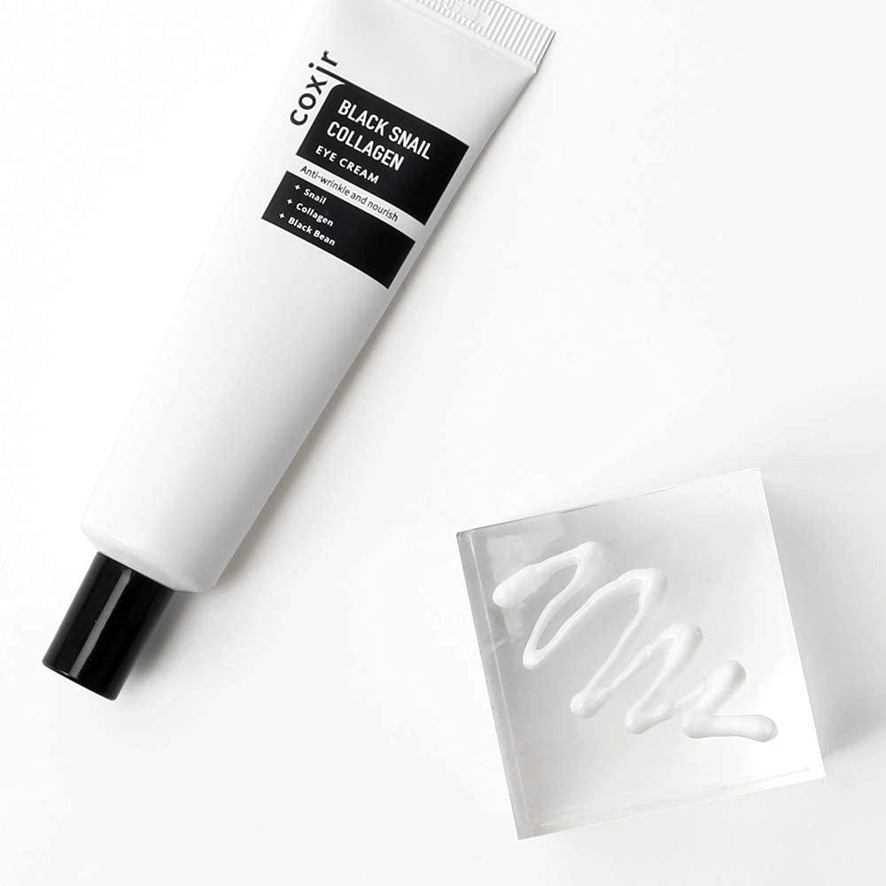 To je slika "Black Snail Collagen Eye Cream". Gre za kremo za oči, ki vsebuje sestavine, kot so izvleček polža in kolagen, ki so znani po svojih vlažilnih in hranilnih lastnostih. Izdelek se trži za zagotavljanje elastičnosti in hranjenja kože.