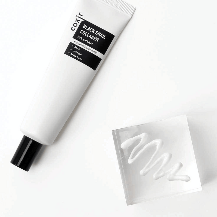 To je slika "Black Snail Collagen Eye Cream". Gre za kremo za oči, ki vsebuje sestavine, kot so izvleček polža in kolagen, ki so znani po svojih vlažilnih in hranilnih lastnostih. Izdelek se trži za zagotavljanje elastičnosti in hranjenja kože.