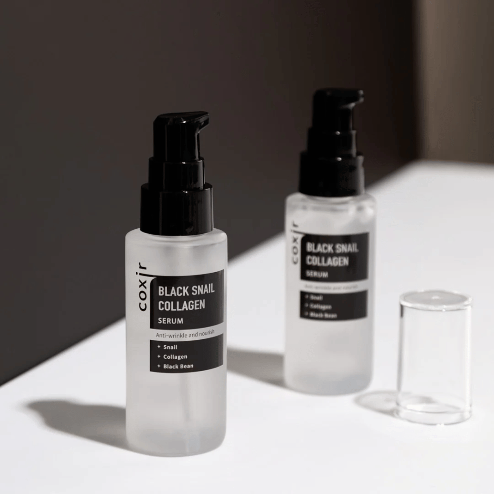  Slika prikazuje dve steklenici "Black Snail Collagen Serum". Serum je oglaševan kot sredstvo proti gubam in hranilno, s sestavinami kot so izvleček polža, kolagen in črni fižol.