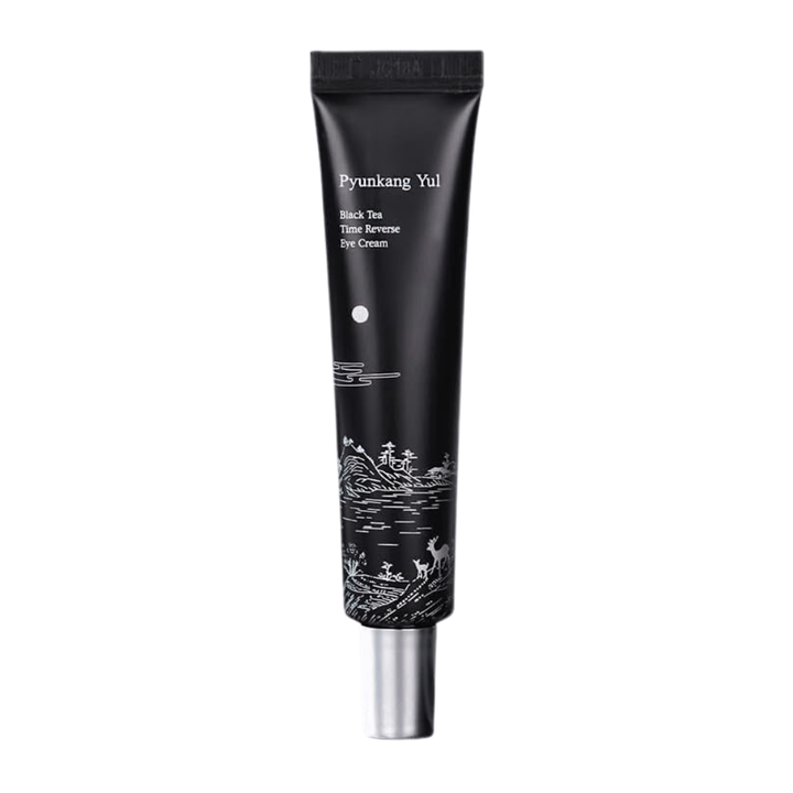Pyunkang Yul Black Tea Time Reverse Eye Cream 25 ml v črni tubi s fermentiranim črnim čajem, peptidi in vlažilnimi sestavinami za predel okoli oči.