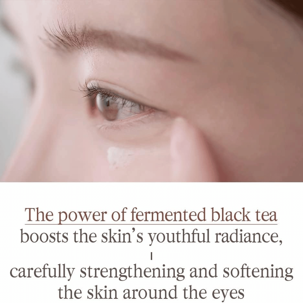 Pyunkang Yul Black Tea Time Reverse Eye Cream s fermentiranim črnim čajem, ki neguje občutljivo kožo okoli oči in prispeva k mehkejšemu občutku.