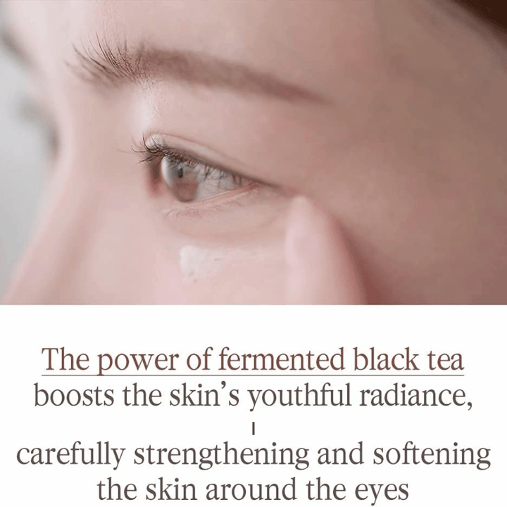 Pyunkang Yul Black Tea Time Reverse Eye Cream s fermentiranim črnim čajem, ki neguje občutljivo kožo okoli oči in prispeva k mehkejšemu občutku.