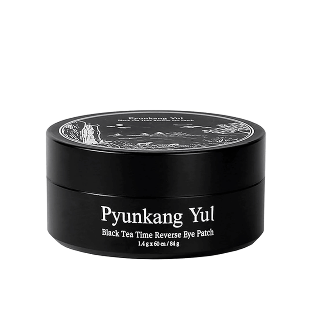 Izrezana produktna slika Pyunkang Yul Black Tea Time Reverse Eye Patch v črni embalaži s elegantnim in minimalističnim dizajnom na svetlem ozadju.