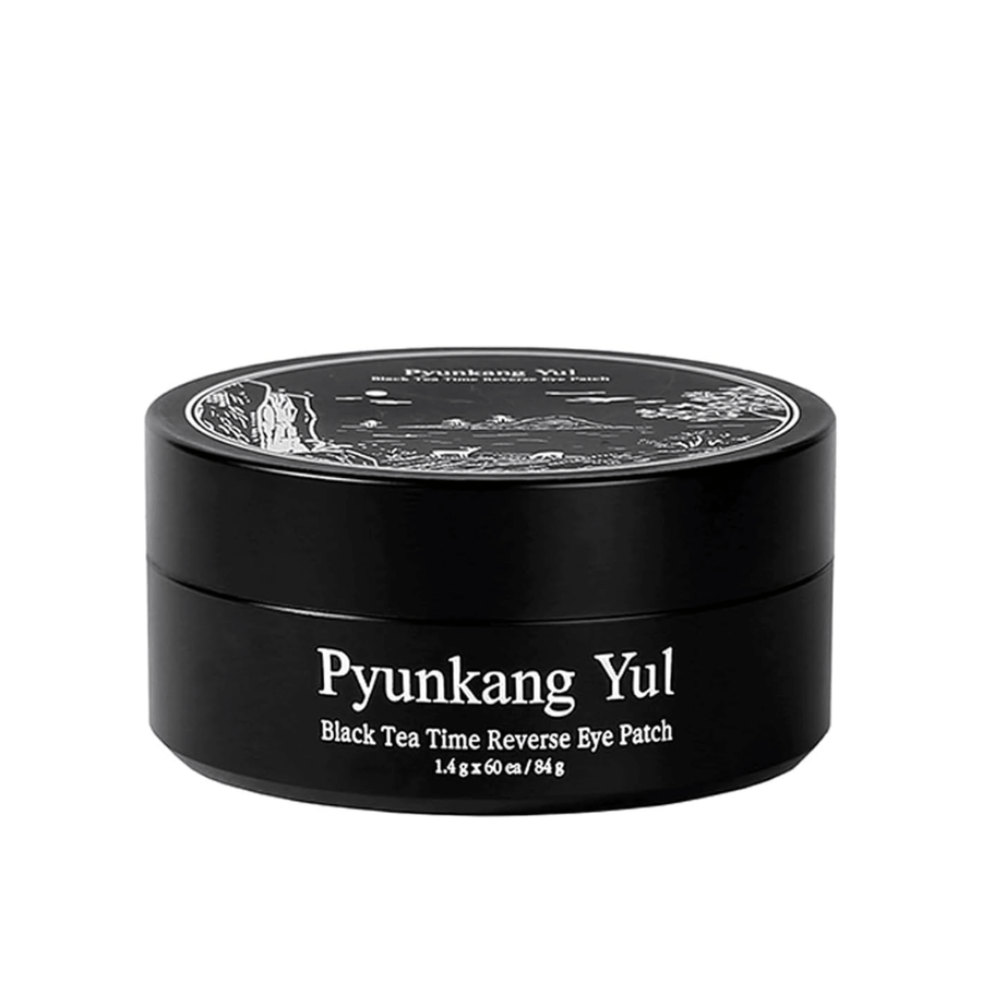 Izrezana produktna slika Pyunkang Yul Black Tea Time Reverse Eye Patch v črni embalaži s elegantnim in minimalističnim dizajnom na svetlem ozadju.