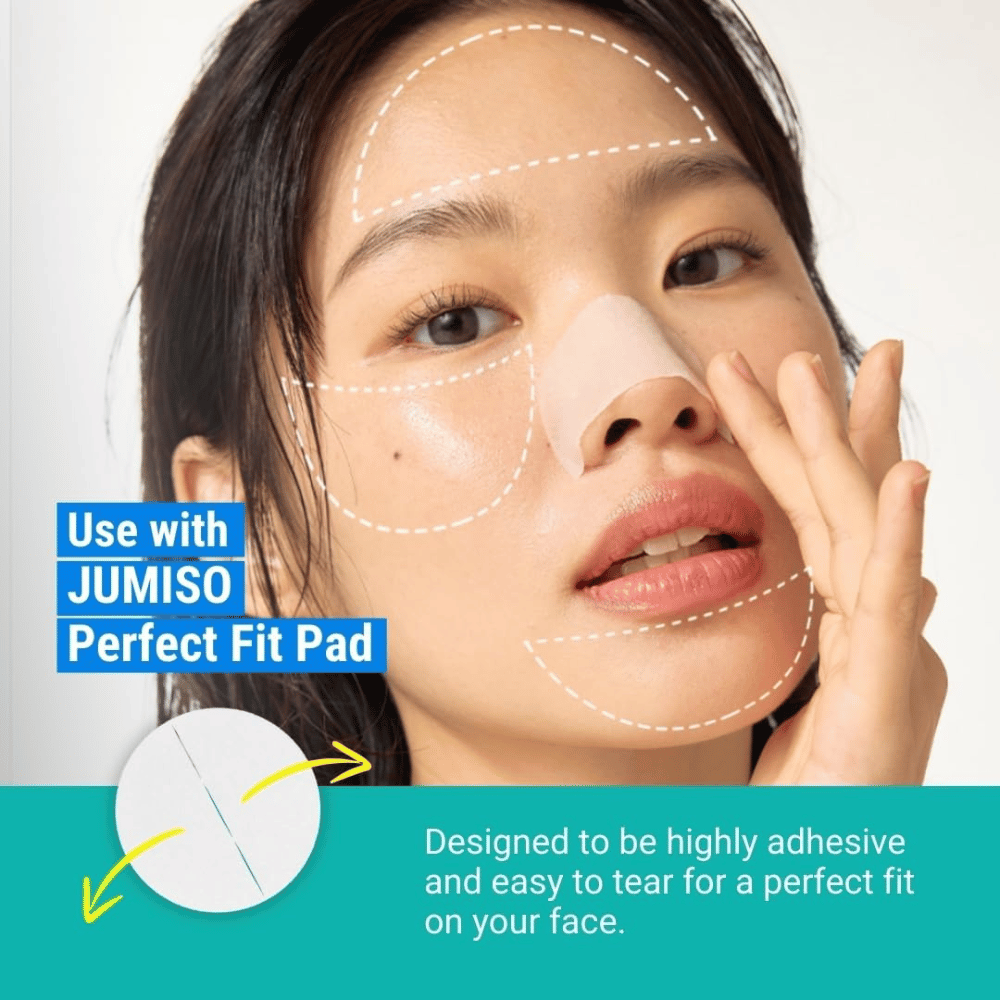 Ženska nanese JUMISO Blackhead Melting Softener s Perfect Fit Pad. Izdelek raztaplja ogrce in se popolnoma prilega obrazu.