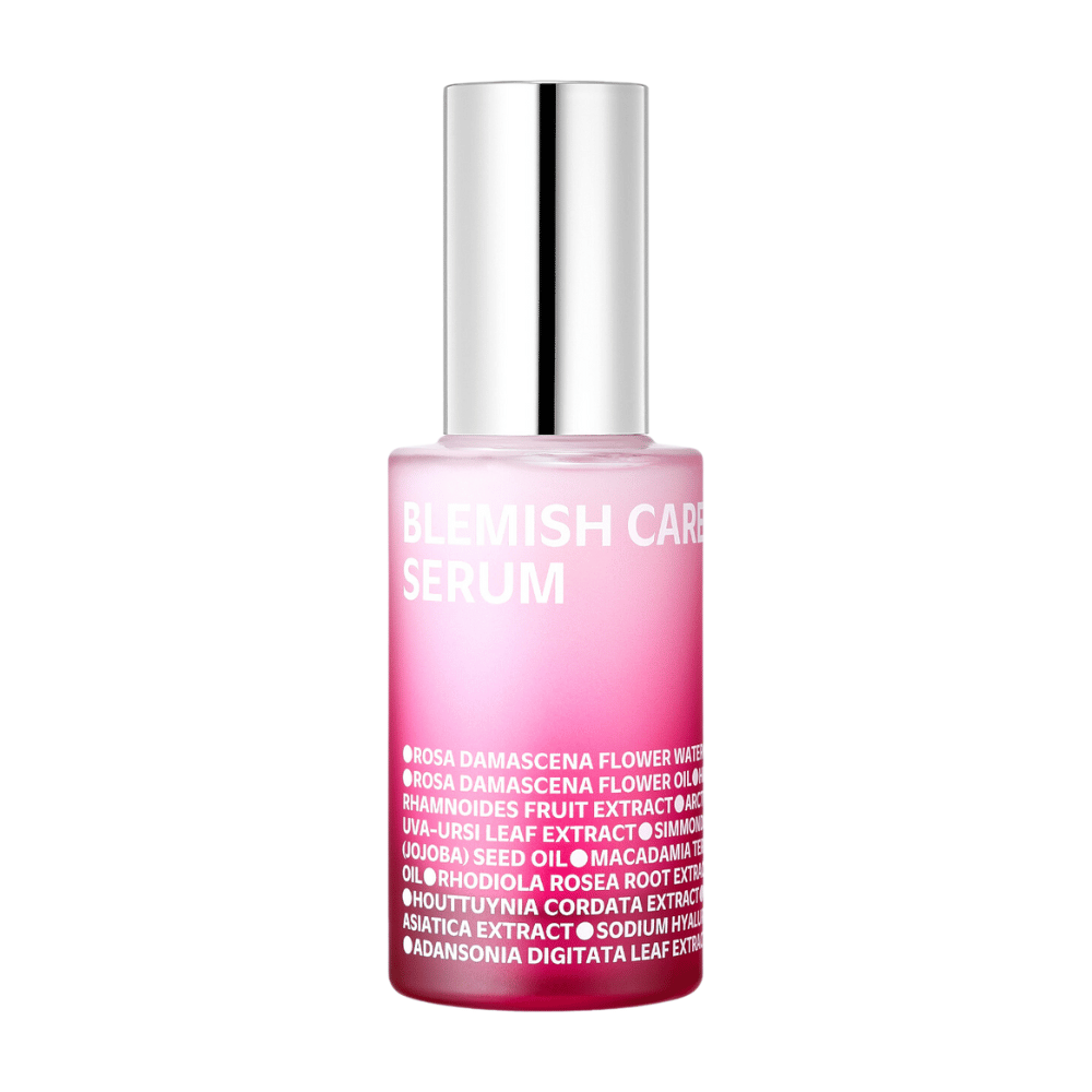 Ena samotna steklenička Blemish Care Serum z rožnato prelivajočo se zasnovo in srebrnim pokrovčkom, ki stoji na beli podlagi. Besedilo na steklenički navaja sestavine, kot so med drugim rožna voda, olja in ekstrakti, natisnjeno v beli barvi na sprednji strani.