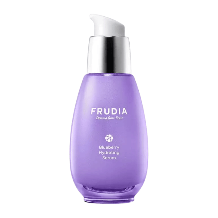 FRUDIA Blueberry Hydrating Serum v vijolični steklenički s pumpico, vlažilni serum za obraz z izvlečkom borovnic, ki krepi kožno pregrado in daje mehko, jasno kožo.