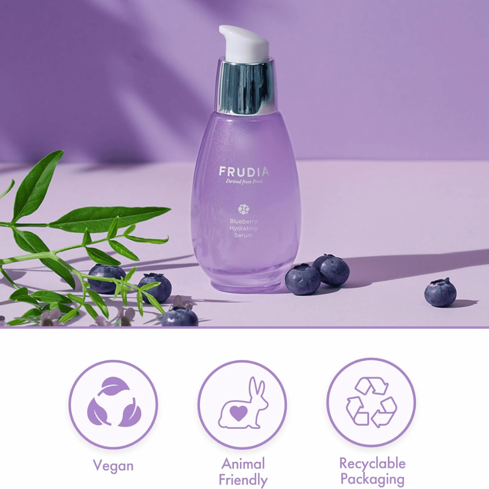 FRUDIA Blueberry Hydrating Serum z izvlečkom borovnic, vegansko formulo, cruelty-free in reciklabilno embalažo, razvita za vlaženje in sijaj.