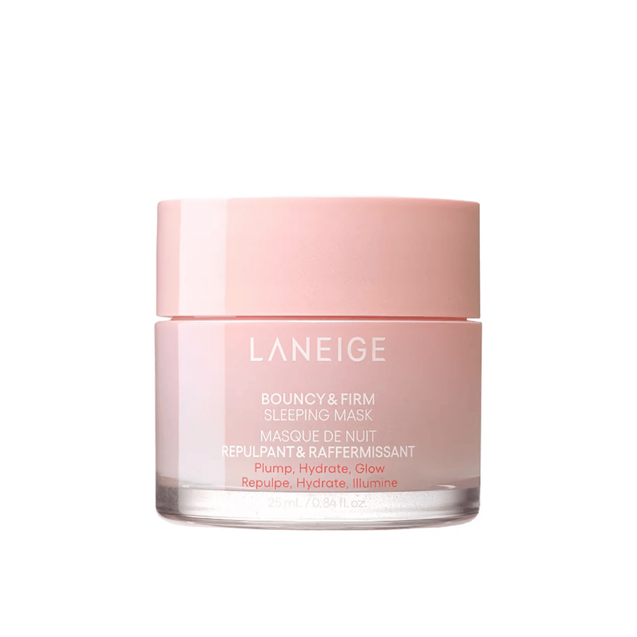 Laneige Bouncy & Firm Sleeping Mask v roza steklenem lončku z ujemajočim se pokrovčkom. Izdelek, ki vsebuje 25 ml, je zasnovan za polnjenje, vlaženje in sijaj čez noč. Besedilo na lončku vključuje "Polnjenje, Vlaženje, Sijaj."