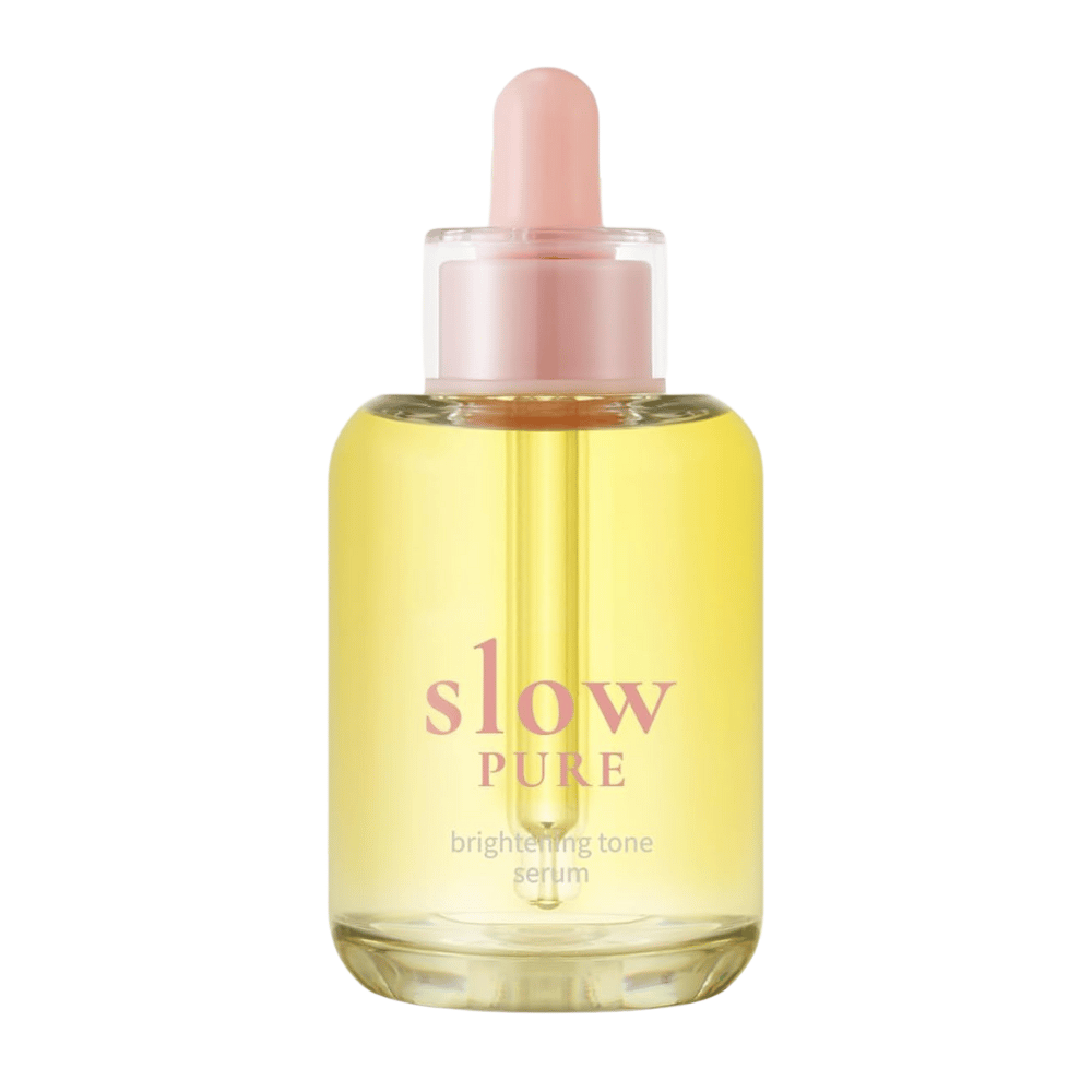 Slow Pure Brightening Tone Serum v prozorni steklenički s pipeto, napolnjeni s sijočim rumenim serumom.