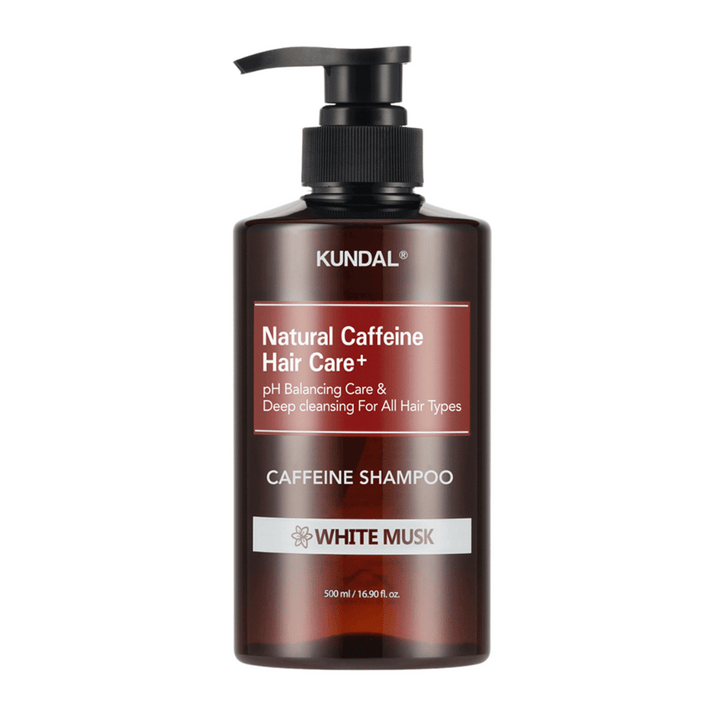 KUNDAL Natural Caffeine Hair Care+ Šampon White Musk v rjavi plastični steklenici s pumpico, 500 ml.