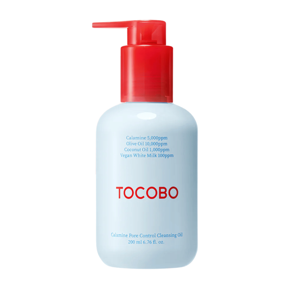 TOCOBO Calamine Pore Control Cleansing Oil z rdečo črpalko in modrim besedilom na svetlo modri steklenički, prikazuje glavne sestavine in prostornino 200 ml.