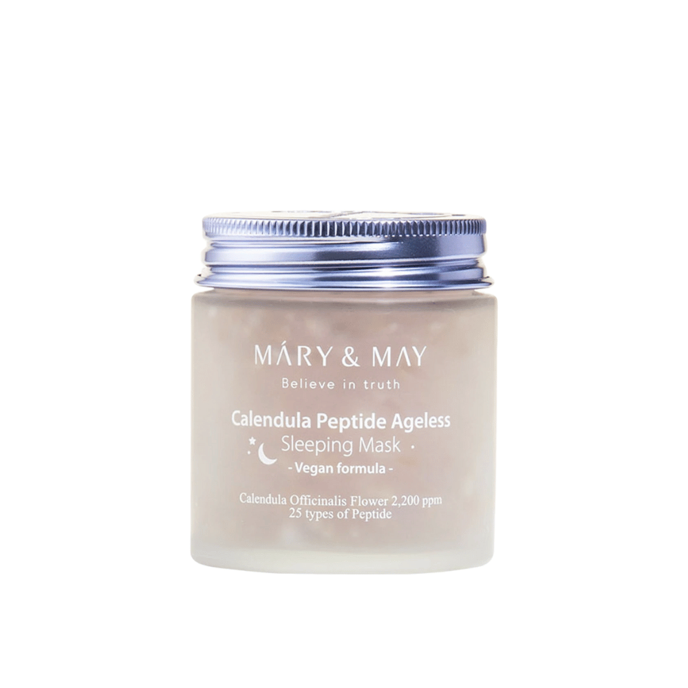 Kozarec z MARY & MAY Calendula Peptide Ageless Sleeping Mask. Kozarec ima srebrn pokrovček in etiketo z napisom "Calendula Peptide Ageless Sleeping Mask" in "Vegan formula". Izdelek vsebuje ognjič in peptide, da koži ponoči daje mladosten videz.