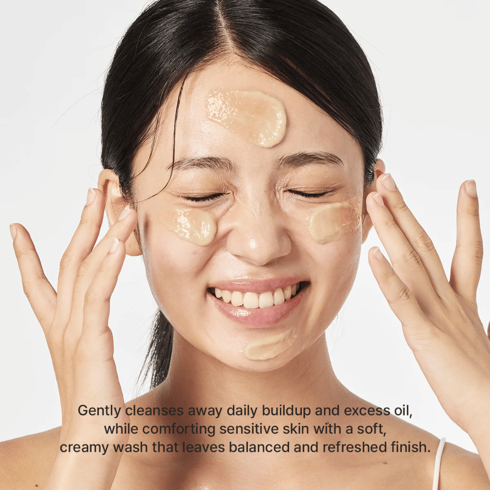 Ženska nanaša Arencia Calendula Rice Mochi Cleanser – nežno korejsko čistilo, ki odstranjuje olje in nečistoče, hkrati pa koža ostane sveža in uravnotežena.