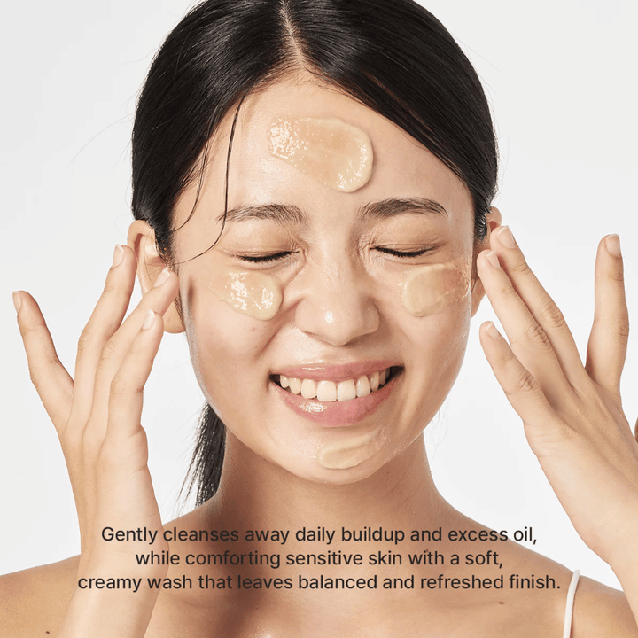 Ženska nanaša Arencia Calendula Rice Mochi Cleanser – nežno korejsko čistilo, ki odstranjuje olje in nečistoče, hkrati pa koža ostane sveža in uravnotežena.