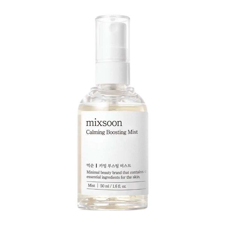 Prozorna razpršilna steklenička z Mixsoon Calming Boosting Mist. Steklenička je označena s preprosto, belo etiketo, ki prikazuje ime izdelka in opisuje vsebino kot esencialne sestavine za kožo, v minimalističnem slogu.