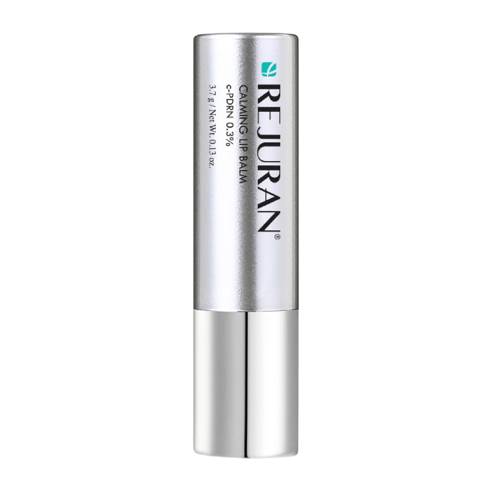 4. Rejuran Calming Lip Balm 3,7 g – vlažilni balzam za ustnice s C-PDRN na belem ozadju