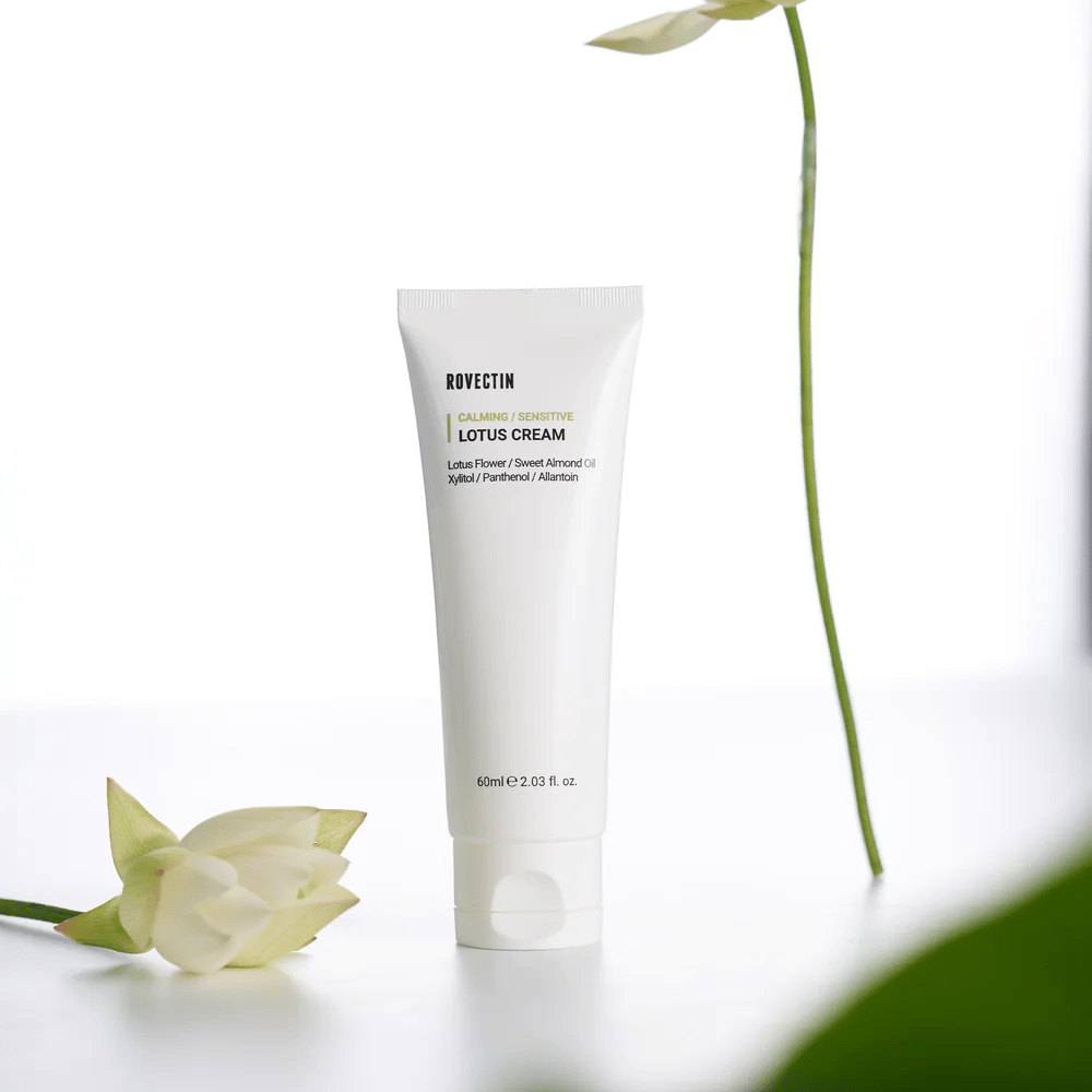 Tuba z Rovectin Lotus Cream za pomiritev in nego občutljive kože, predstavljena z lotusovim cvetom.