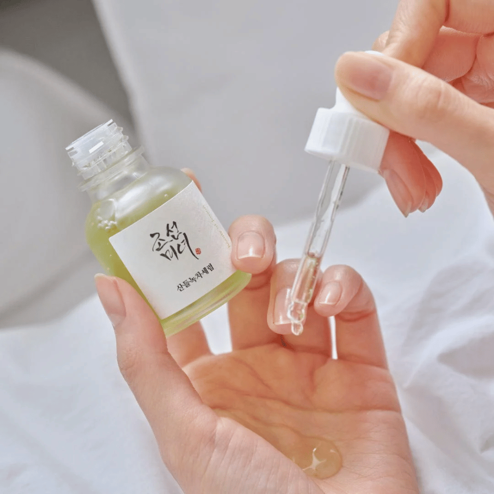 Roka kaplja Beauty of Joseon Calming Serum Zeleni čaj + Pantenol na kožo – pomirjujoči korejski serum za občutljivo kožo.
