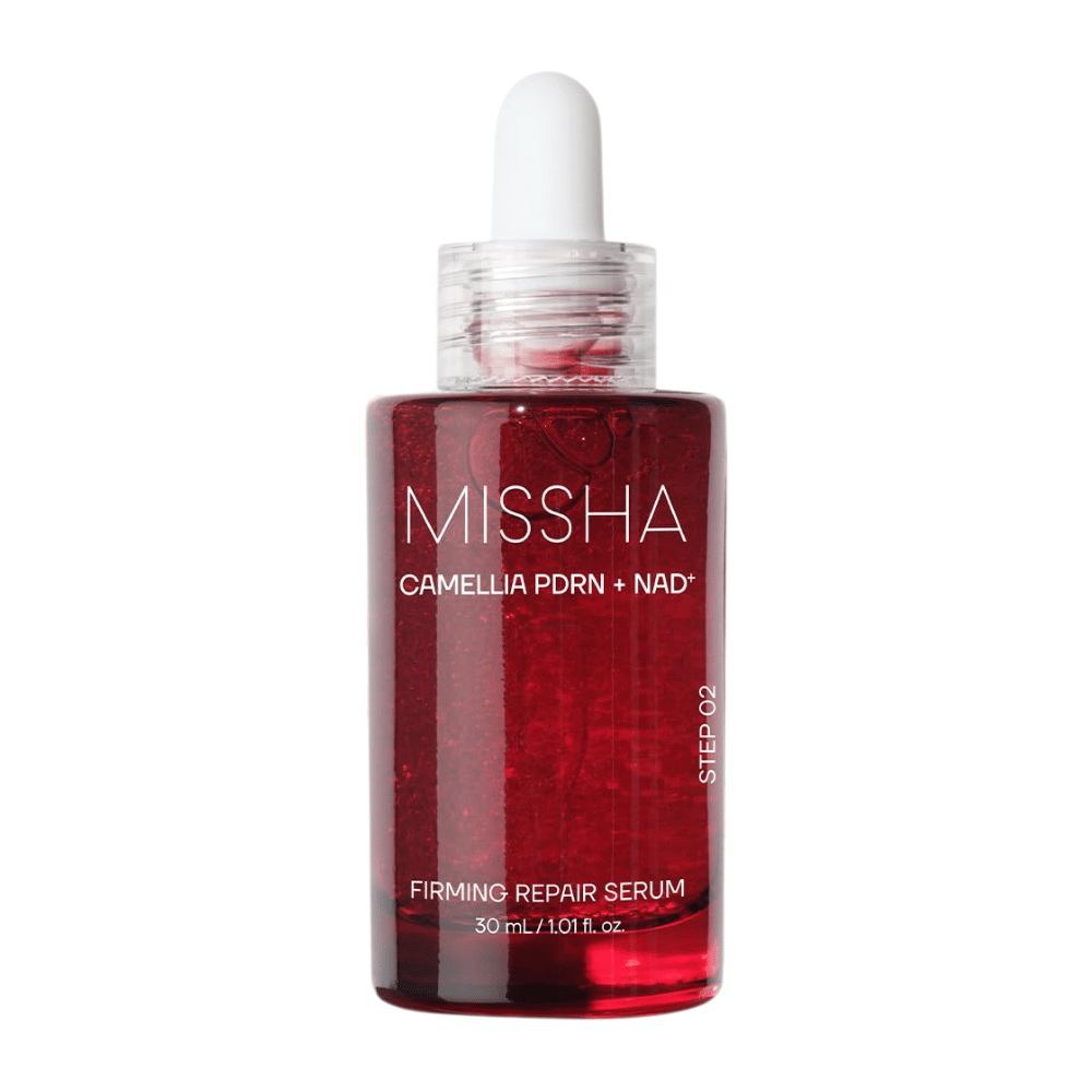 7. MISSHA Camellia PDRN NAD+ Firming Repair Serum 30 ml – rdeča steklenička s pipeto in vidnimi rdečimi kapsulami na belem ozadju