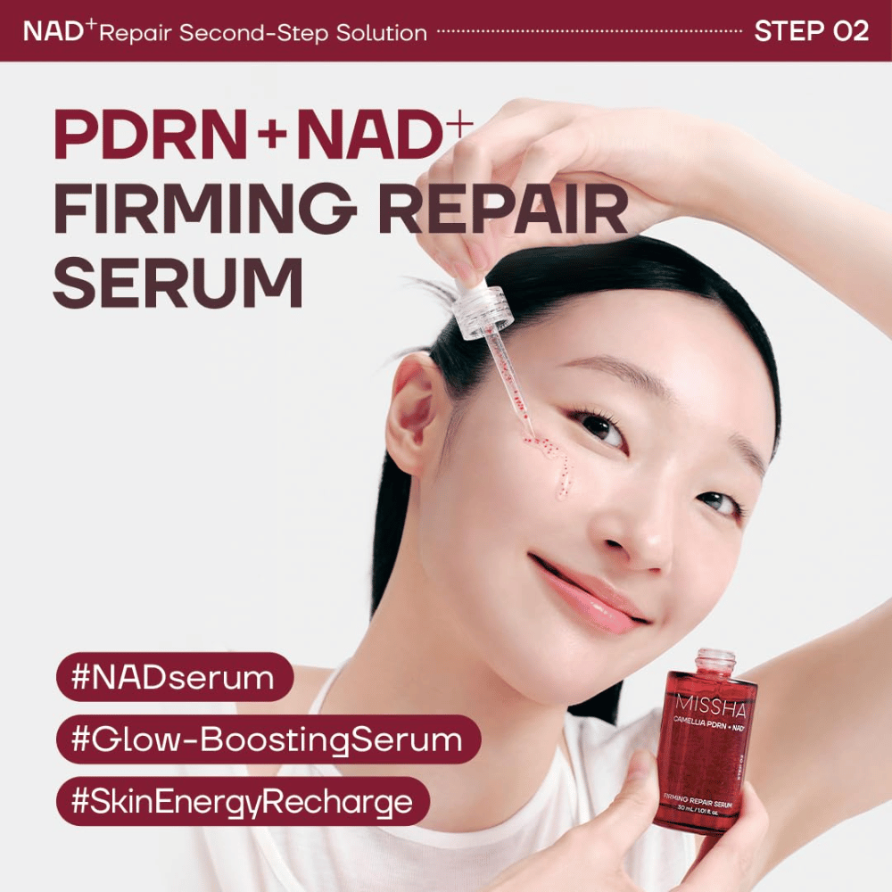 6. MISSHA Camellia PDRN NAD+ Firming Repair Serum – model nanaša vlažilni serum s pipeto na lice za sijočo kožo