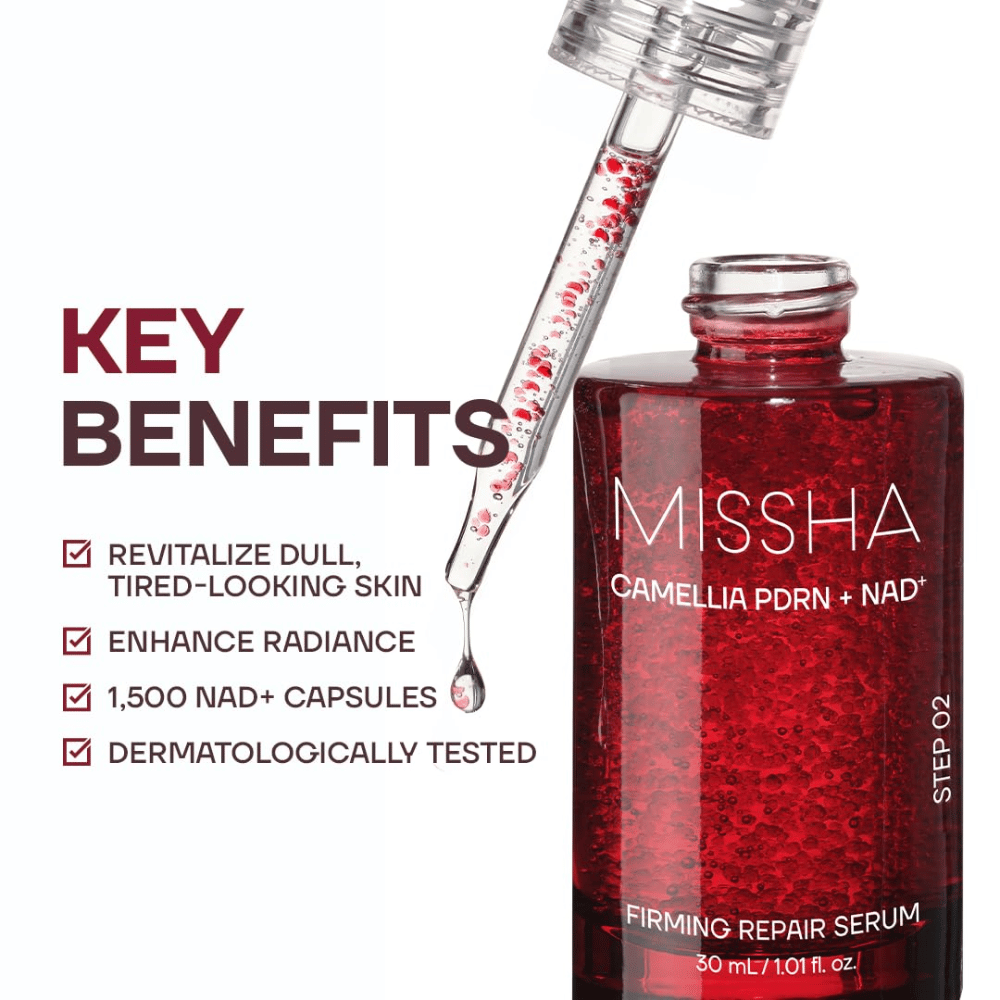5. MISSHA Camellia PDRN NAD+ Firming Repair Serum – rdeča steklenička seruma s pipeto in vidnimi kapsulami ter najpomembnejšimi prednostmi izdelka