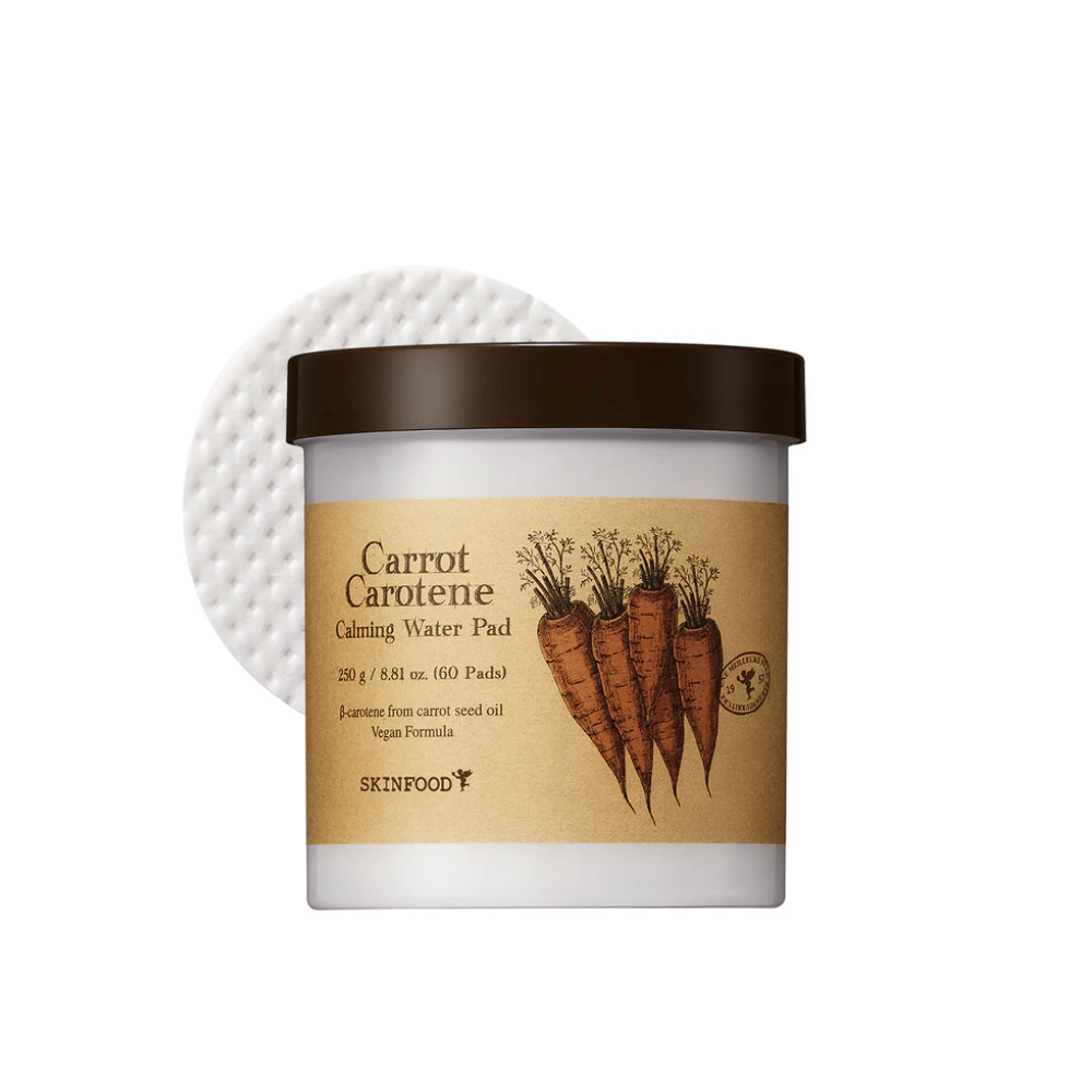 Ena posoda "Carrot Carotene Calming Water Pad" iz SKINFOOD. Posoda vsebuje 60 blazinic in je označena s sliko korenja. Izdelek, ki temelji na korenčkovem olju, je prijazen veganom in zasnovan za pomiritev kože.