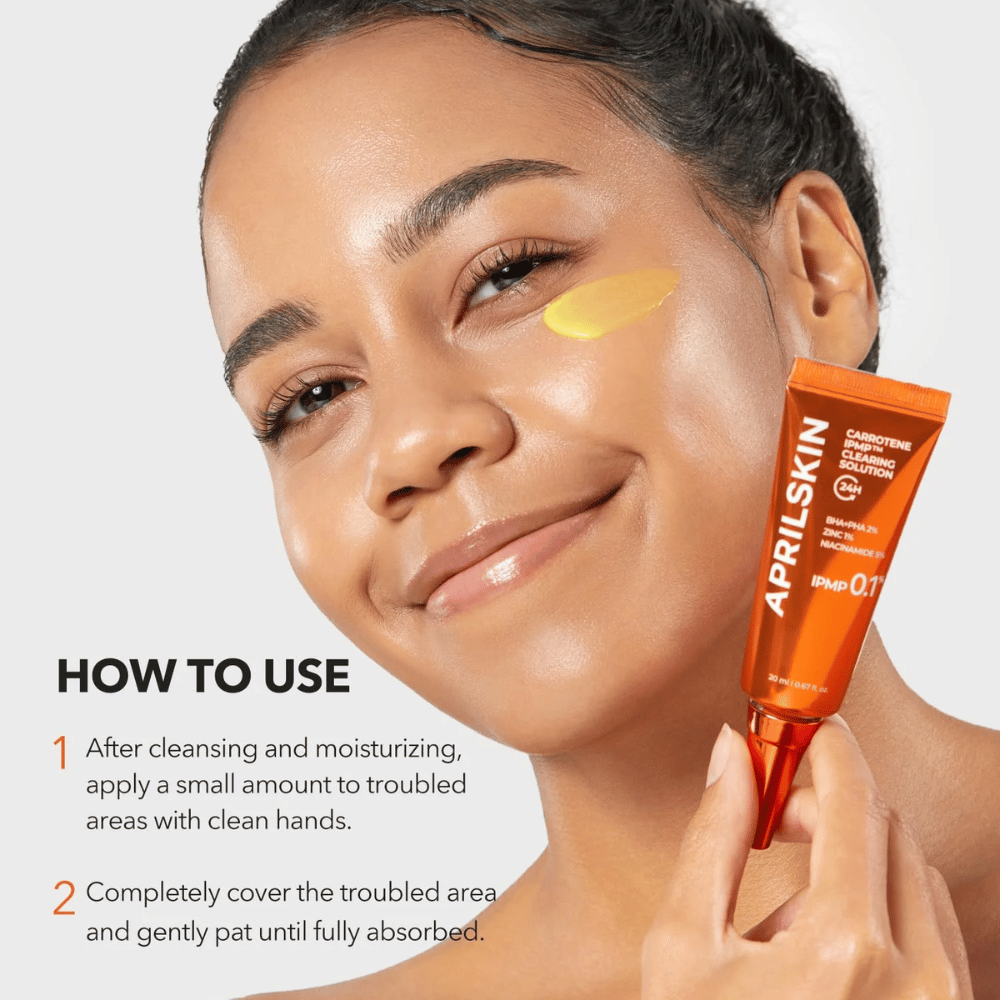 Model prikazuje, kako se APRILSKIN Carrotene IPMP Clearing Solution uporablja na problematičnih območjih za akne, ogrce in vnetne izbruhe