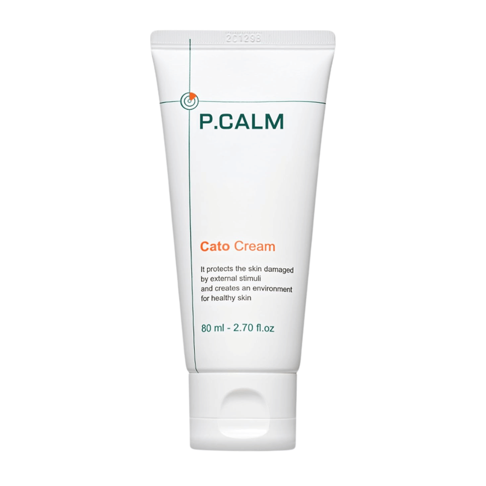 Izrezana produktna slika izdelka P.CALM Cato Cream na svetlem ozadju. Minimalistična zasnova tube poudarja čist in pomirjujoč profil izdelka za nego občutljive kože.