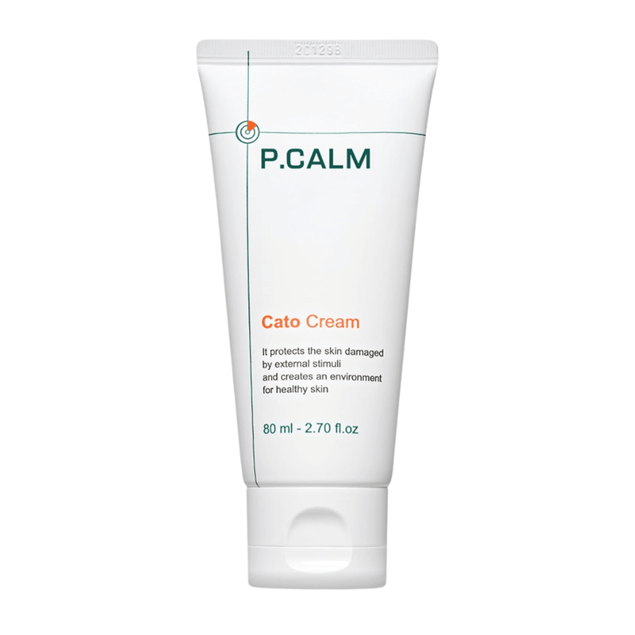 Izrezana produktna slika izdelka P.CALM Cato Cream na svetlem ozadju. Minimalistična zasnova tube poudarja čist in pomirjujoč profil izdelka za nego občutljive kože.