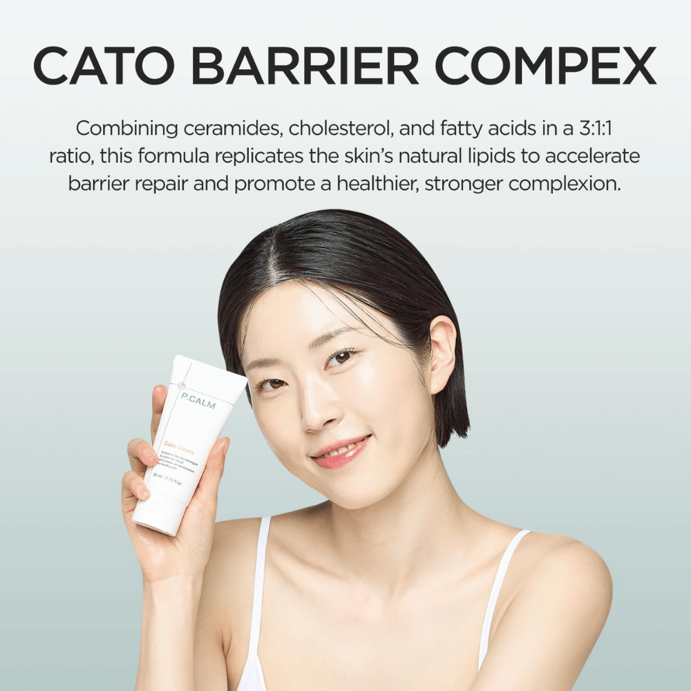 Model drži P.CALM Cato Cream pred obrazom skupaj z informacijami o »Cato Barrier Complex«, ki združuje ceramide, holesterol in maščobne kisline za krepitev kožne bariere.